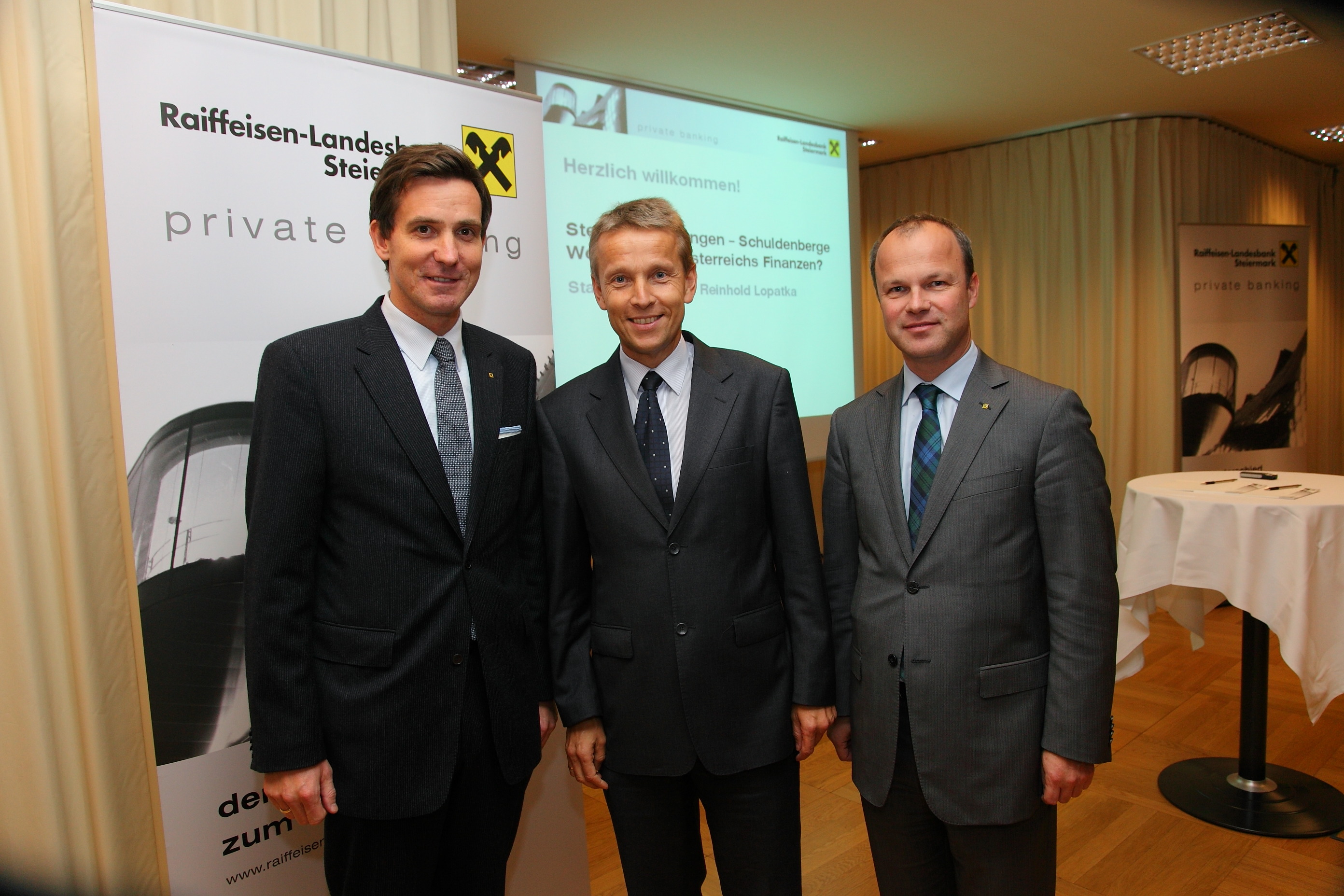 Mit Privat-Banking-Chef Stefan Tschikof und RLB Generaldirektor Markus Mair (C) RLB Steiermark