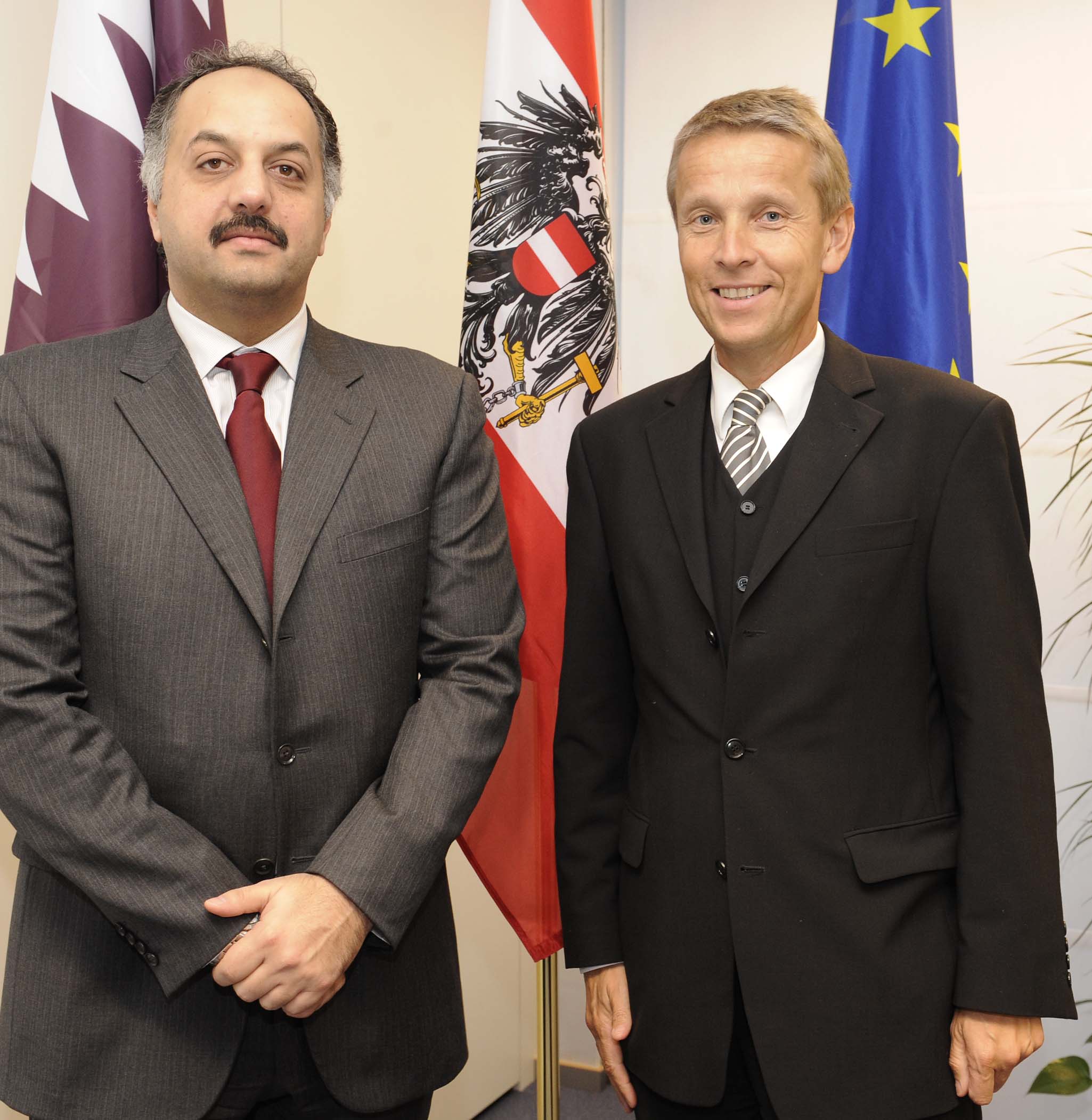 Mit dem Wirtschaftsminister des Emirats Katar Khalid bin Mohamed Al Attiyah (C) HBF