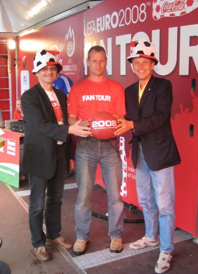 Mit Vizebürgermeister Karl Mathä und dem Obmann des FC Pinggau-Friedberg, Herrn Johann Gruber, beim Public-Viewing in Friedberg (C) StS Sport