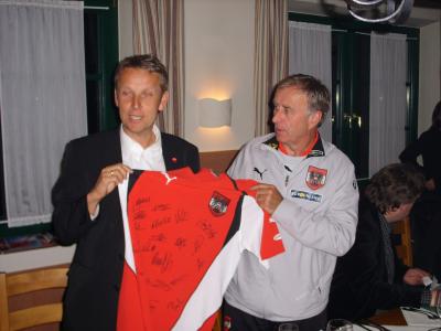 Beim Besuch des ÖFB-Teamquartiers überreichte Teamchef Josef Hickersberger ein Dress mit der Rückennummer 12 und den Unterschriften der Nationalspieler (C) StS Sport
