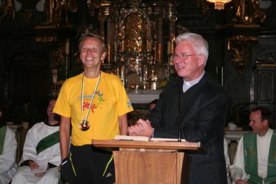 Sportstaatssekretär Lopatka und Sportbischof Lackner in der Grazer Mariahilferkirche nach dem Halbmarathon in Graz, den sie für das Projekt "run4unity" gelaufen sind (C) Spiritual / Mag. Stefan Ulz