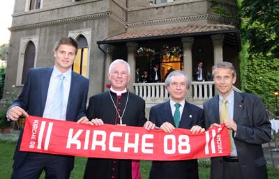 In Rom mit Fußball-Nationalspieler Sebastian Prödl, "Sportbischof" Franz Lackner, ÖFB-Präsident Friedrich Stickler anläßlich der Audienz bei Papst Benedikt XVI. (C) GEPA pictures / Markus Oberländer