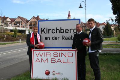 Die Heimatgemeinde Sebastian Prödl ist die erste steirische Gemeinde am Ball. Im Bild mit dem Kirchberger Bürgermeister Florian Gölles (C) StS Sport