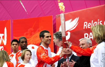 Pedro Miguel Pauleta übergibt die Fackel an Christone Caron im Zuge des Fackellaufs in Paris (C) GEPA pictures / Panoramic