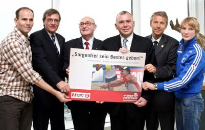 Österreichische Sporthilfe und Wiener Städtische bauen Versicherungsschutz für Sportlerinnen und Sportler aus: Präsentation des neuen Versicherungspakets mit Thomas Farnik, Generaldirektor Stellvertreter Robert Lasshofer und Generaldirektor der Wiener Städitschen Günter Geyer, Alfred Gusenbauer und Sabrina Filzmoser (C) GEPA pictures / Philipp Schalber