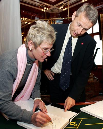 Bei der Präsentation des Buches "Olympisches Gold - Von Athen 1896 bis Turin 2006" mit Olympiasiegerin im Eiskunstlauf von 1972 "Trixi" Beatrix Schuba (C) GEPA pictures / Günter Artinger