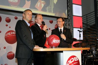 Moderator Andy Marek, rechts von ihm Verteidigungsminister Norbert Darabos, führte durch den Abend. (C) fotoevent