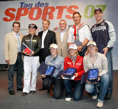 Bei der Ehrung unserer Wintersportler am Tag des Sports mit Nationalrat Peter Wittmann, Renate Götschl, Bundeskanzler Alfred Gusenbauer, Fritz Strobl, Benjamin Raich, Nicole Hosp, Michaela Kirchgasser und Marlies Schild (C) HBF / Andy Wenzel