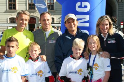 Mit Olympiamedaillen-Gewinnerin Stephanie Graf und Young-Chul Park, Festival-Initiator und Präsident von Samsung Austria, und nachwuchssportlern beim großen Eröffnungslauf um 11:00 Uhr (C) StS Sport