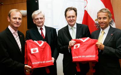 Botschafterkonferenz: Gemeinsam mit Heinz Palme ernennen wir Hans-Peter Manz (Botschafter in der Schweiz) und Johannes Kyrle (Generalsekretär des Außenministeriums) zu "Botschaftern der Leidenschaft" für die EURO 2008. (C) HBF / Peter Lechner