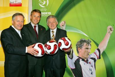 Mit ÖFB-Vizepräsident Leo Windtner und LH Josef Pühringer gemeinsam für die U19-Europameisterschaft (C) Dedl / Land OÖ