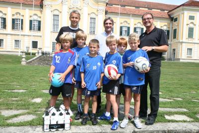 von links: Dr. Lopatka, Gerhard Reiterer (Leiter des Bundessport- und Freizeitzentrums Schloss Schielleiten), Mag. Michael Sulzbacher (Geschäftsführer der Bundessporteinrichtungen GmbH.) mit Nachwuchssportlern (C) Alfred Mayer