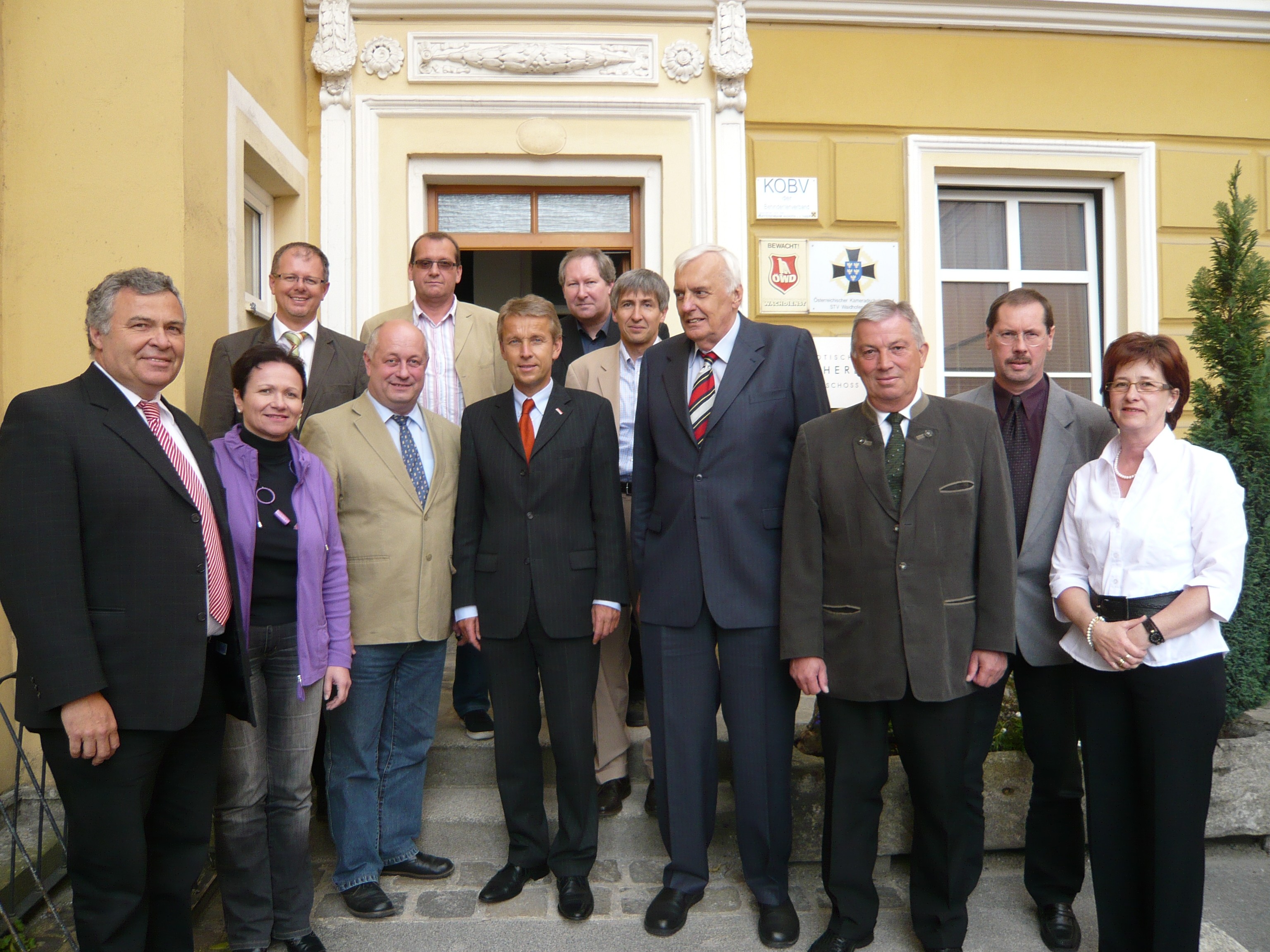 Beim Besuch des Finanzamtes Waidhofen/Thaya (C) ÖVP Niederösterreich