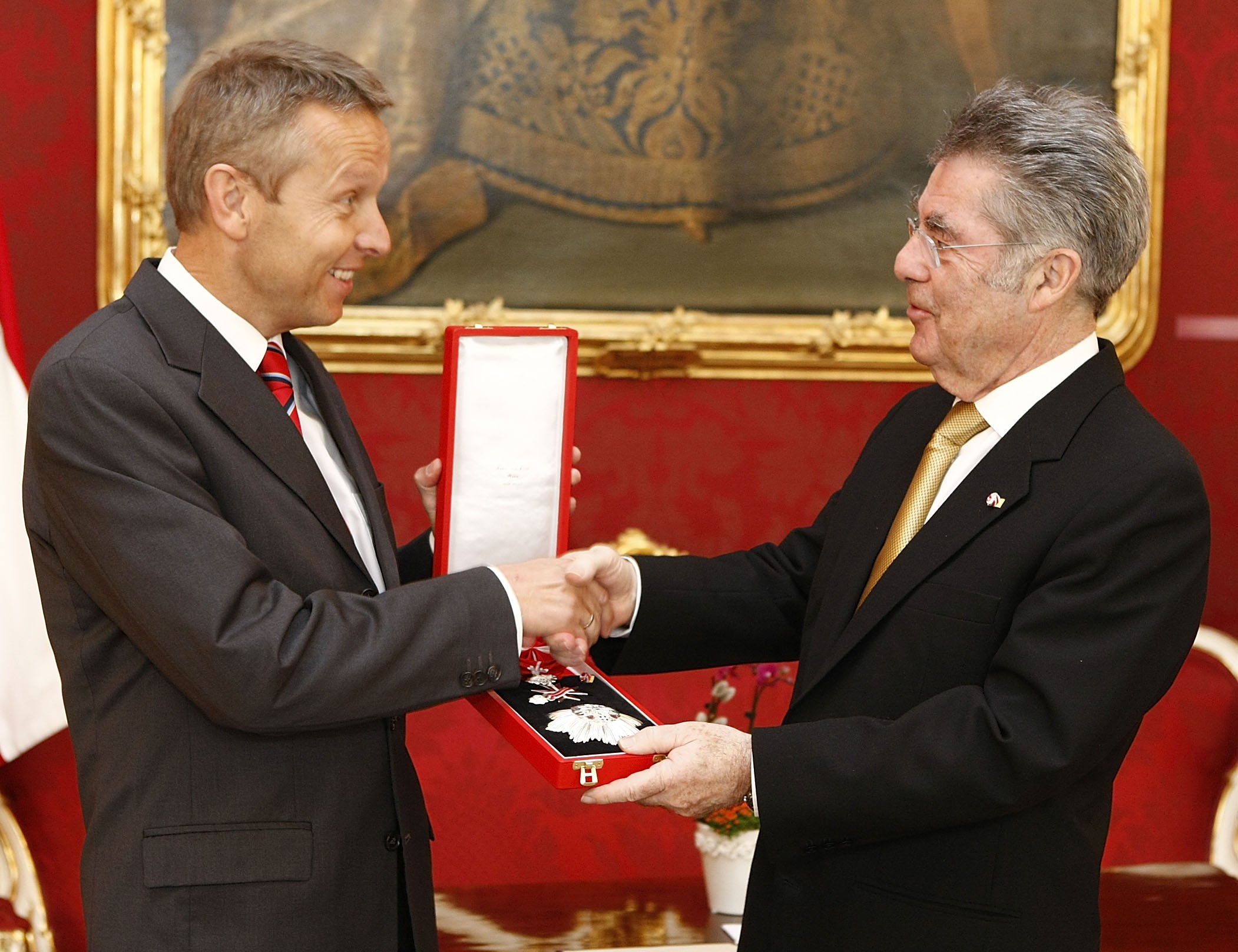 Mit Bundespräsident Heinz Fischer bei der Verleihung des Ehrenzeichens (C) HBF