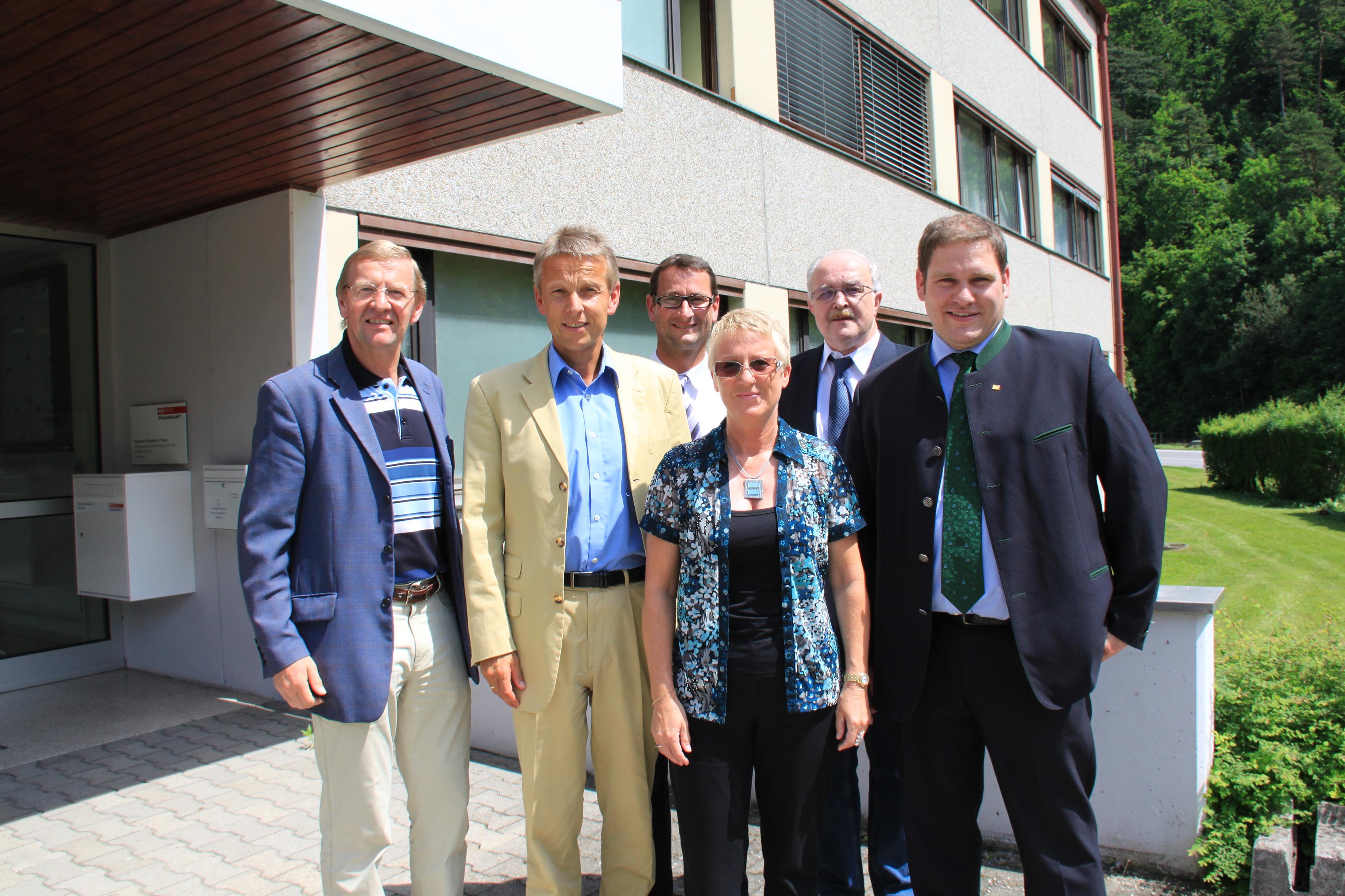 Im Finanzamt Lilienfeld mit Bürgermeister Herbert Schrittwieser, Dienststellenausschauss-Vorsitzenden Leo Pinczolitsch, Finanzamtsvorständin Dr. Edeltraud Kreiner (C) Sven Pöllauer