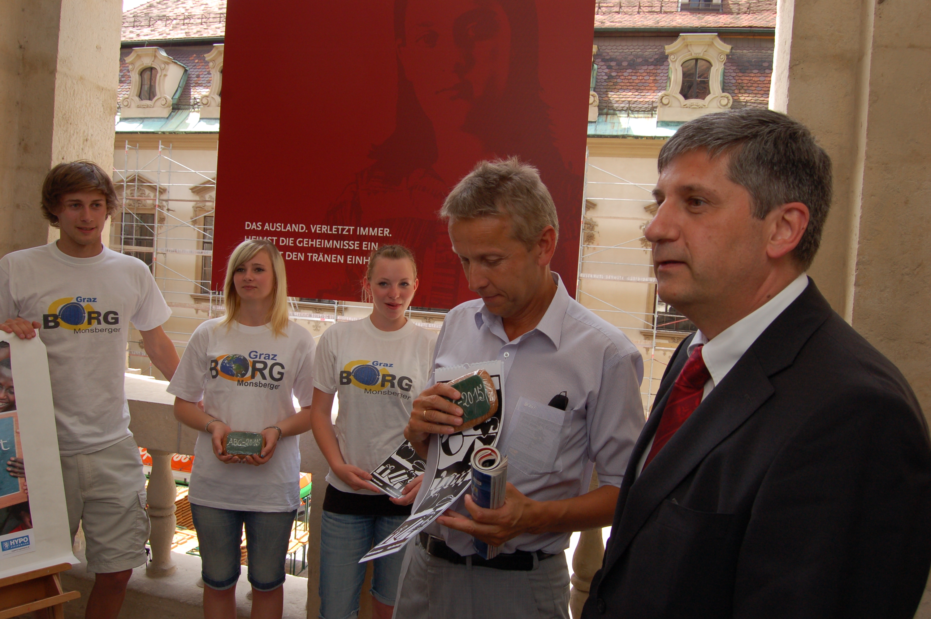 Mit Bundesminister Michael Spindelegger und Schülern des Monsberger Gymnasiums (C) BORG 1