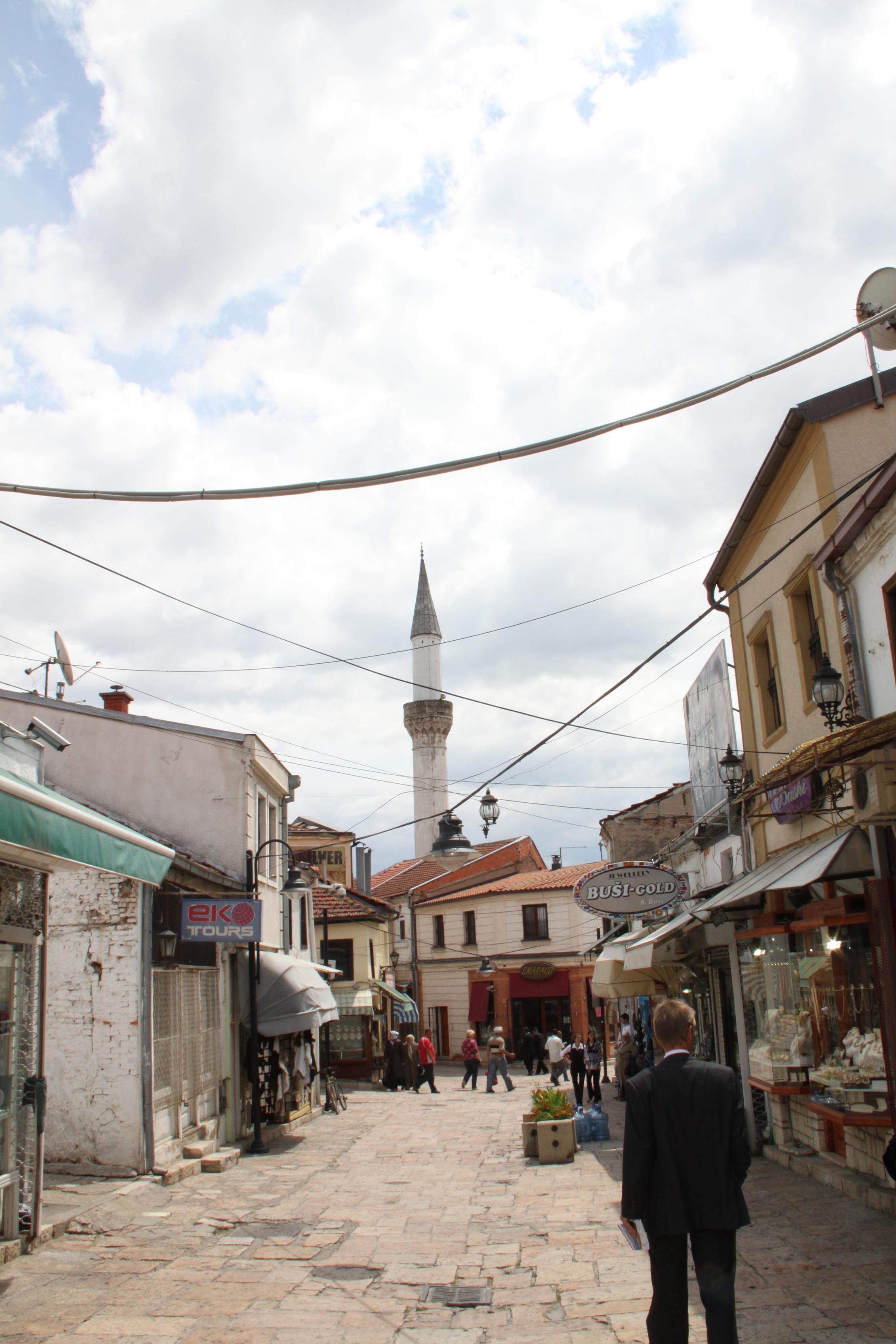 Beim Spaziegfang durch die Altstadt von Skopje (C) Sven Pöllauer