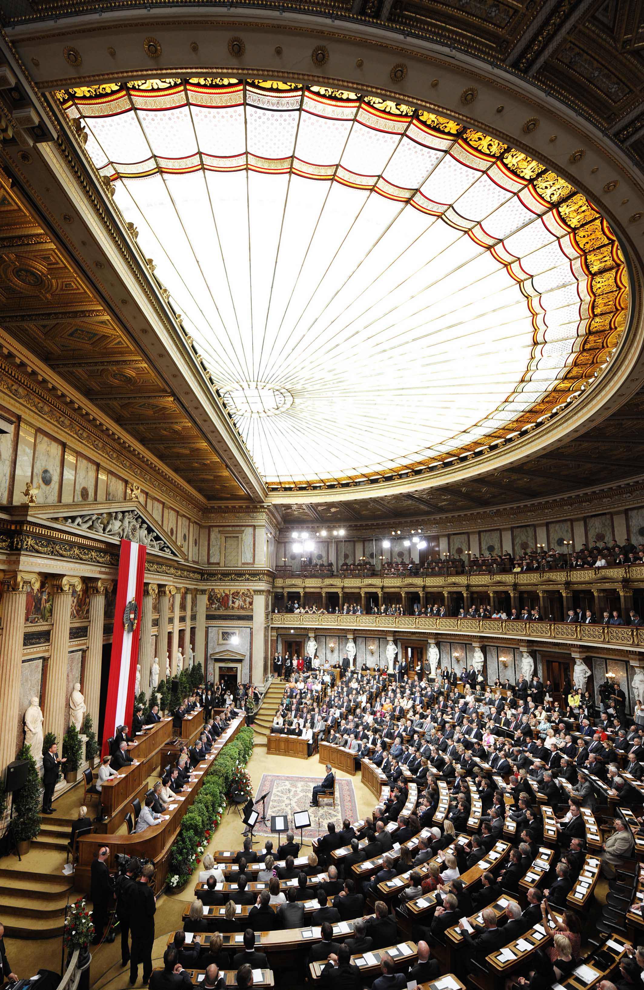 Der vollbestetzte Reichratsaal bei der Angelobung des Bundespräsidenten (C) HBF