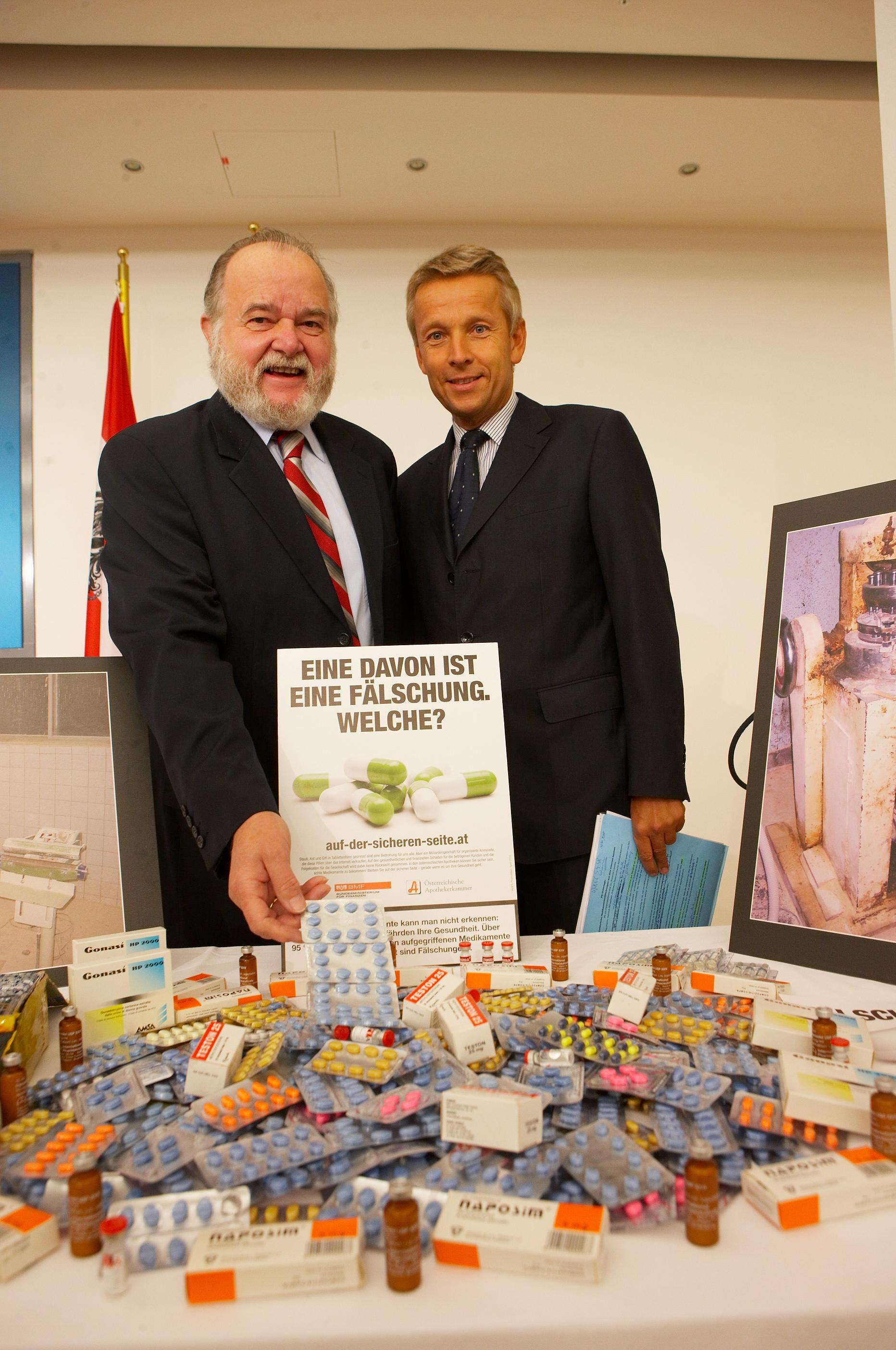 Auf der sicheren Seite: Mit Präsident Heinrich Burggasser von Apothekerkammer bei der Kampagnenpräsentation (C) BMF