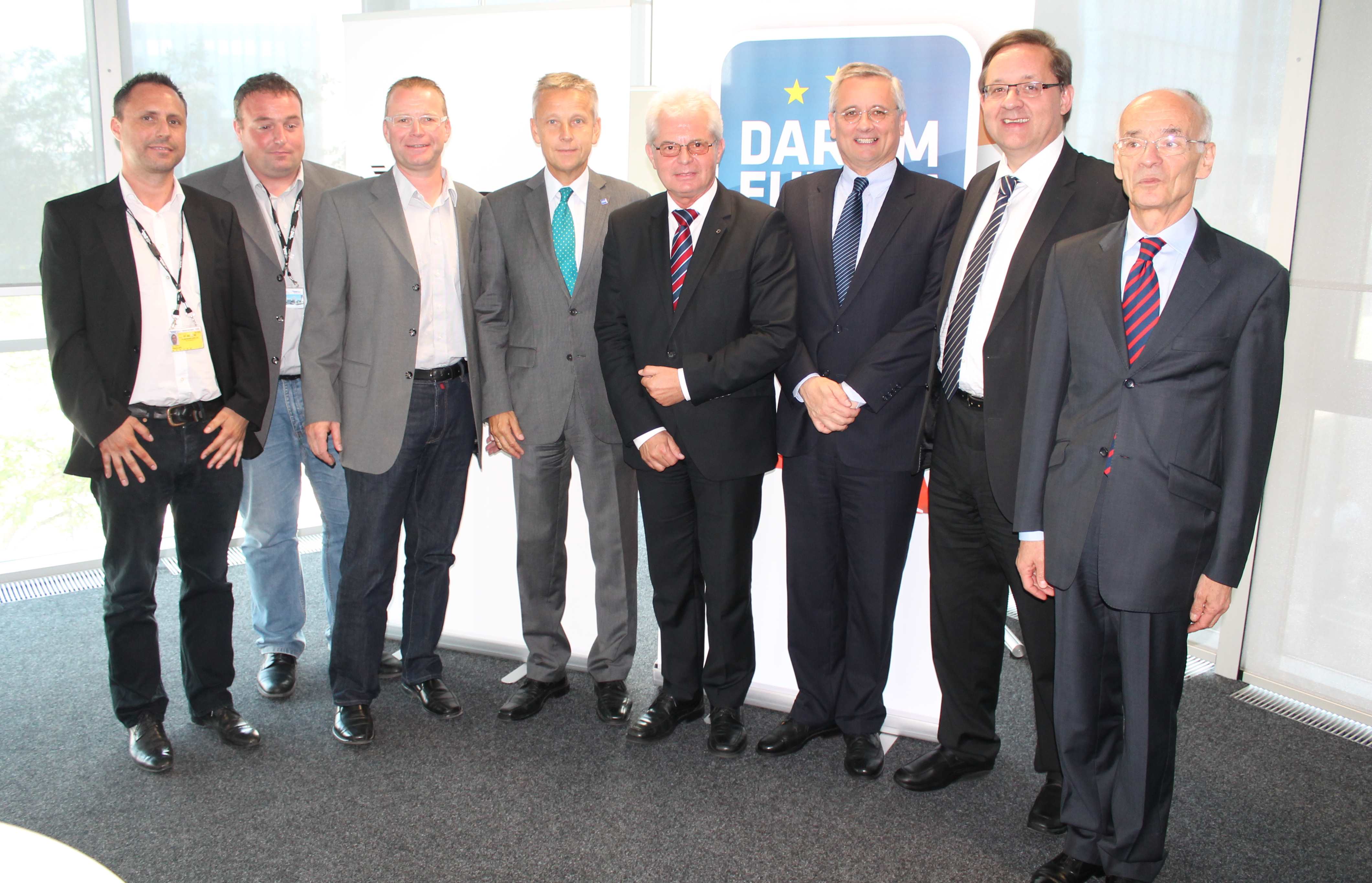 (c) STS Lopatka auf DARUM EUROPA Tour am Flughafen Wien mit  Vorstandsdirektor Dr. Günther Ofner, Arbeiterbetriebsrat Heinz Wessely,	EP Abg. Heinz Becker (ÖVP), Dt. Botschafter Detlev Rünger,•	Frz. Botschafter Stéphane Gompertz   