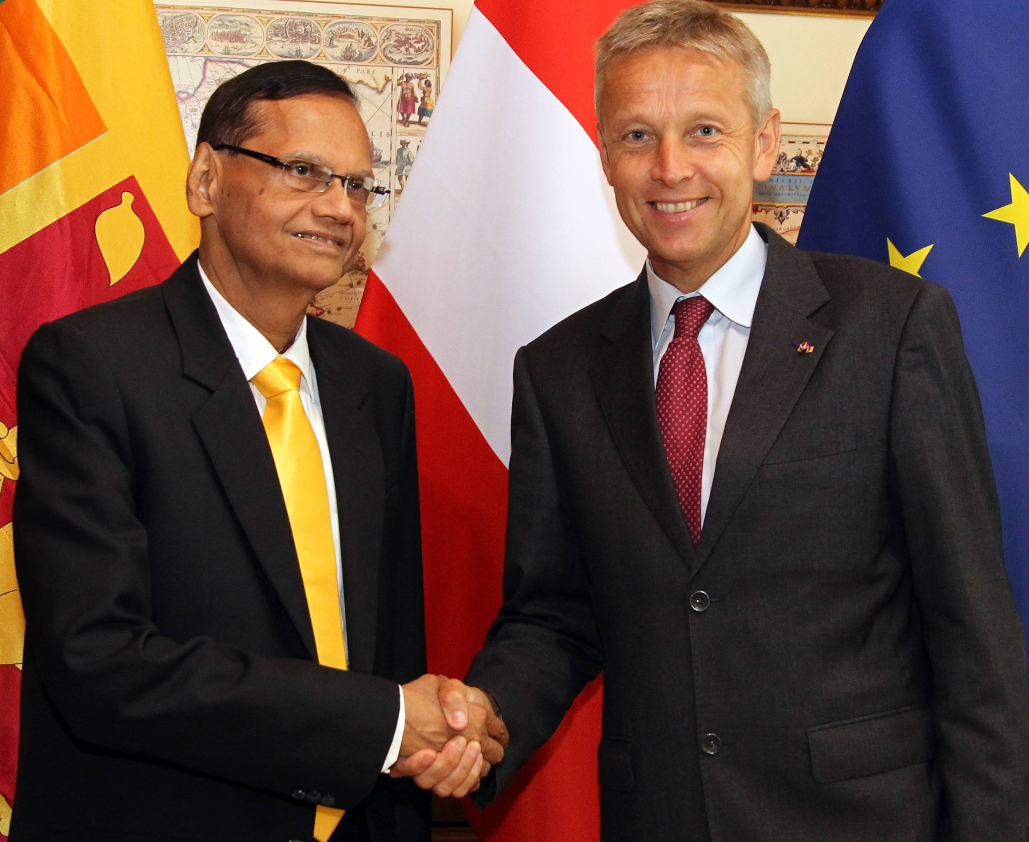 (c) BMEIA, STS Lopatka trifft den Außenminister Sri Lankas, Gamini Lakshman Peiris  