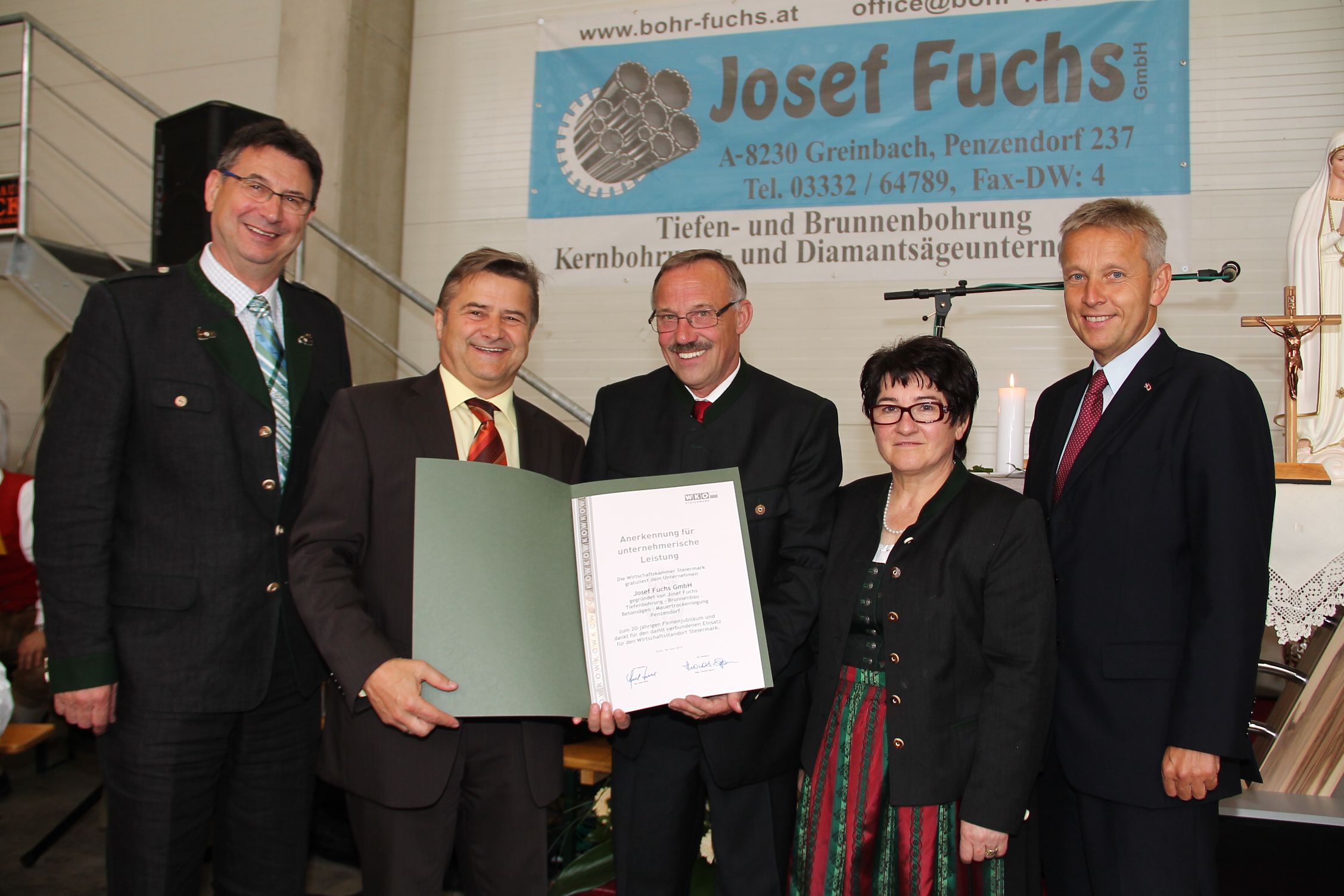  ©BMEIA, Staatssekretär Reinhold Lopatka, die Wirtschaftskammer-Vertreter Regionalstellenobmann Herbert Spitzer und Regionalstellenleiter Florian Ferl sowie der Gemeinderat der Gemeinde Greinbach, und Bgm. Siegbert Handler.